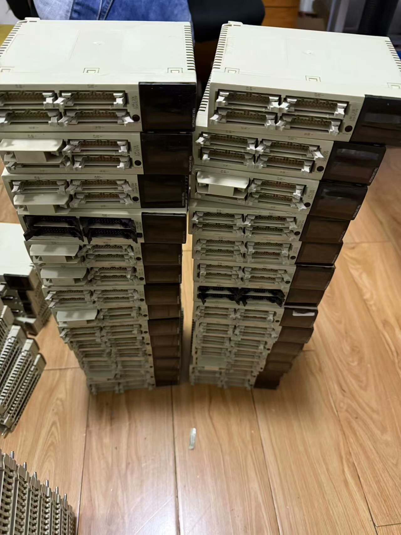 施耐德PLC TSXDEY64D2K，数量多，功能包好，成色