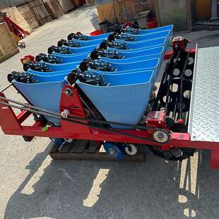 汽油手推式 种蒜机多行蒜瓣点播机四轮牵引10行大蒜播种机