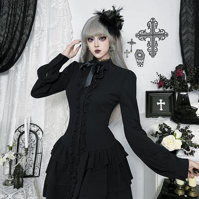 Cultural waist hugging dress, black long sleeved short