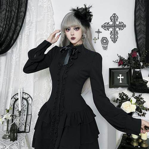 Cultural waist hugging dress, black long sleeved short