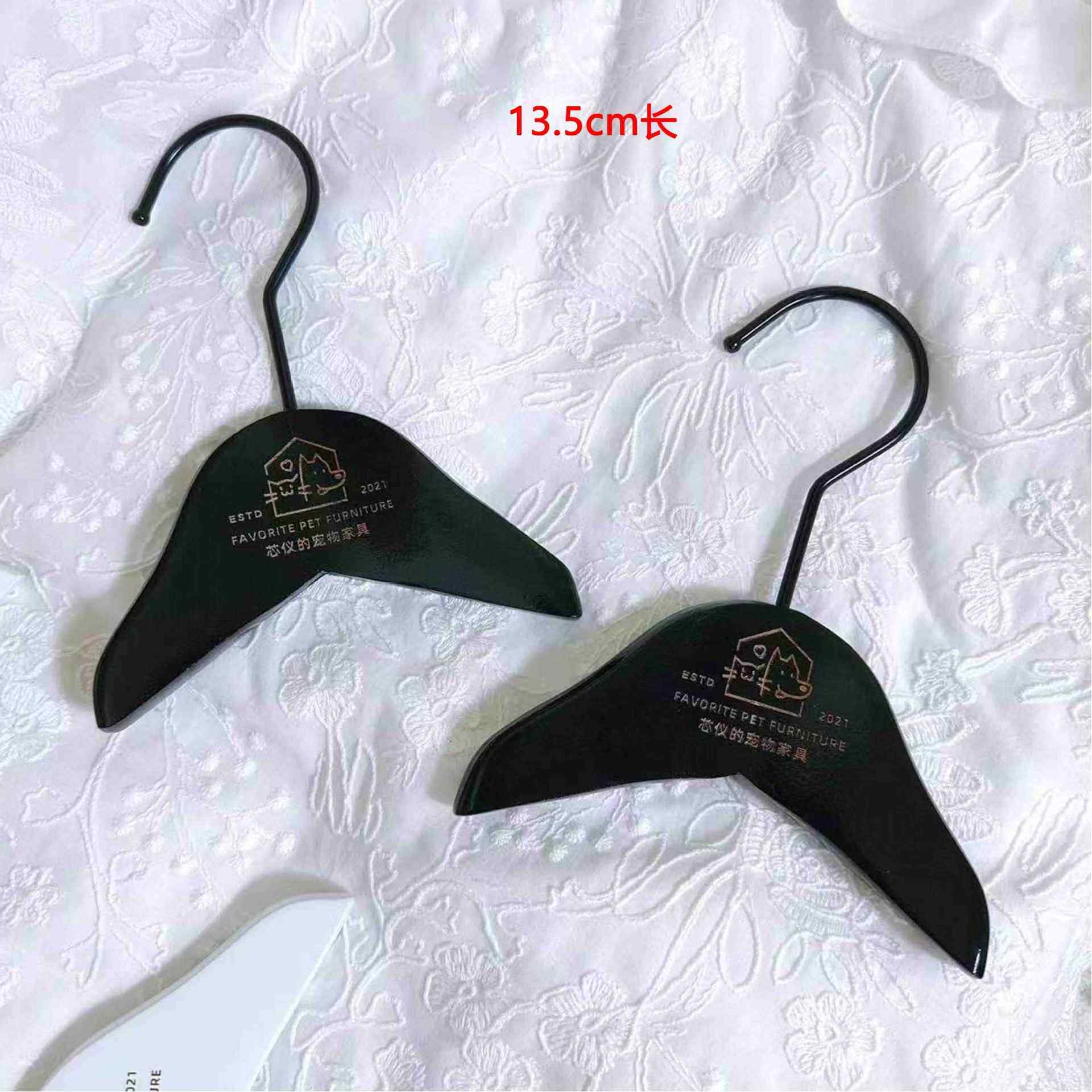 厂家直销实木宠物衣架防滑带夹子假发夹子木质狗狗无痕衣架子