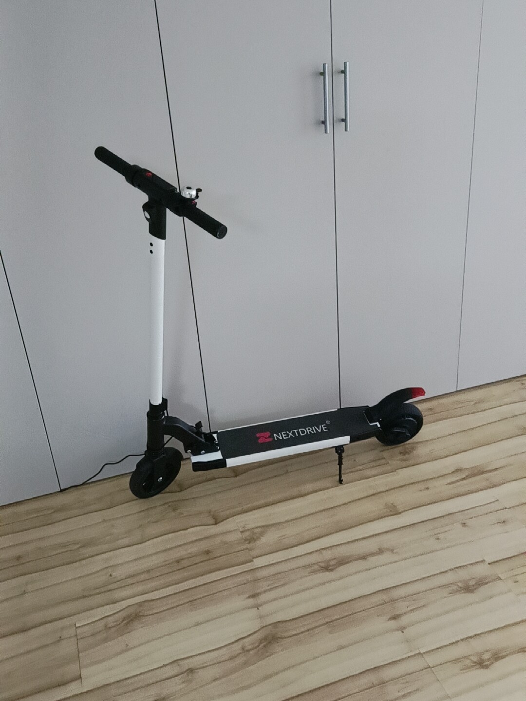 Электросамокат NEXTDRIVE X1: Умное управление через приложение, быстрое складывание за 2 секунды, легкий городской самокат, большой запас хода 35 км, двойная амортизация, складной, для поездок по городу. photo review