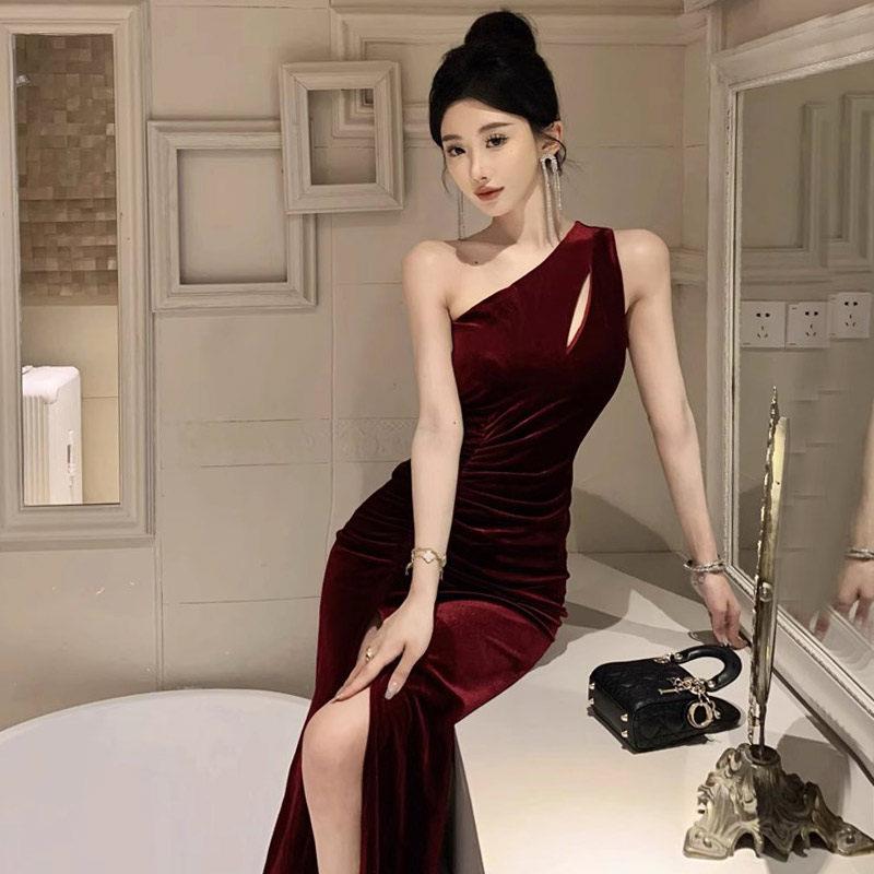 晚礼服女高级感简单大方新年会宴会长裙性感斜领单肩露肩连衣裙