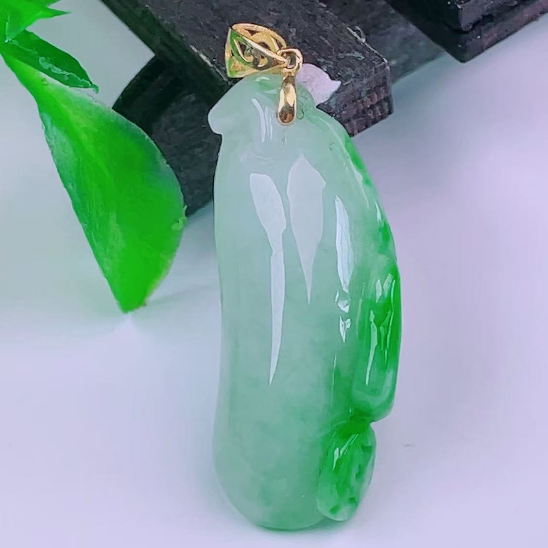 缅甸天然真品翡翠18k金扣头冰飘阳绿高端精品珠宝闪拍福瓜玉吊坠