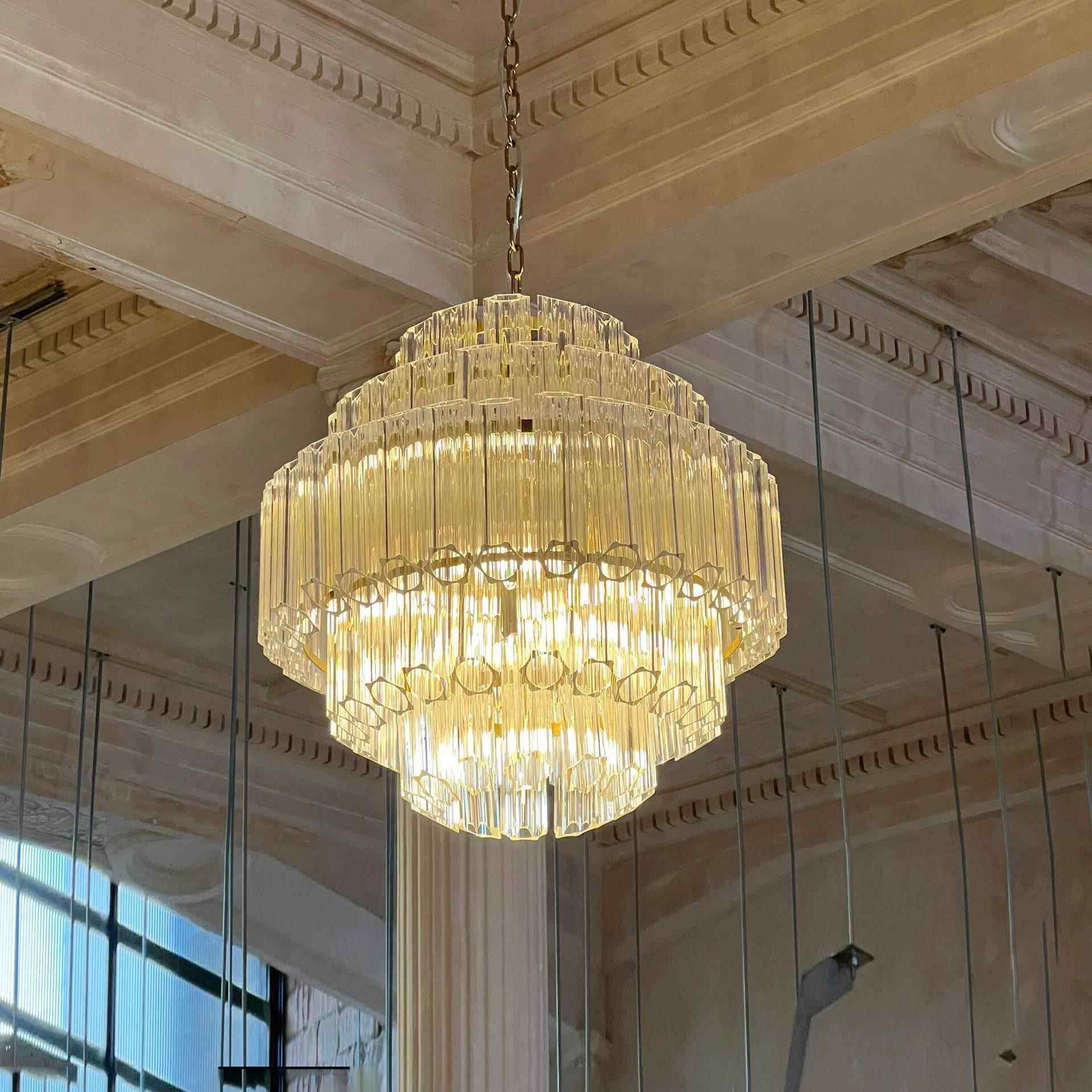 2025设计师客厅跃层挑空复式楼新款别墅轻奢玻璃楼梯穆拉诺灯法式