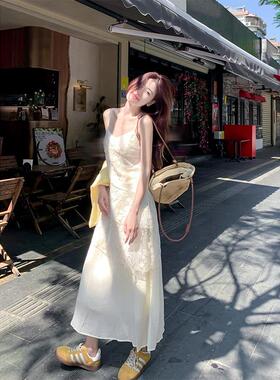 曾小咸 法式气质温柔风蕾丝v领无袖吊带连衣裙女夏季收腰长裙裙子