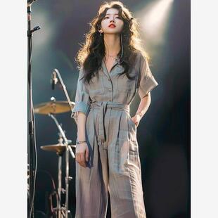 优雅苗条 灰色个性 妇女优雅精致 在夏天 外观和年龄减 化连身裤