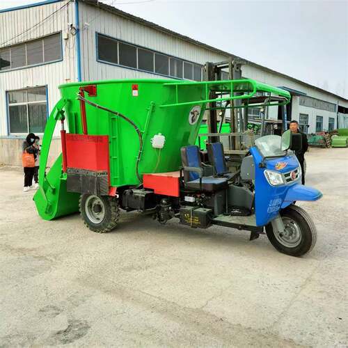 自走式tmr搅拌机车载立式拌料撒料一体机7立方柴油投料车