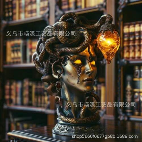 跨境Medusa Table Lamp美杜莎台灯雕像神话怪物哥特式树脂装饰品