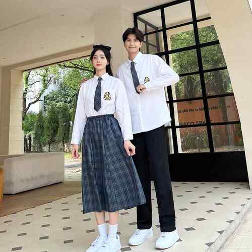 高档团小初高中学生爱国红歌大合唱集体诵演出服装朗比服赛运动会
