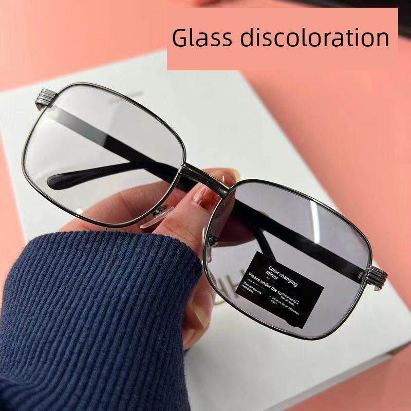 采购产品新的玻璃镜片的男人和女人，智能光致变色太阳镜，白天和