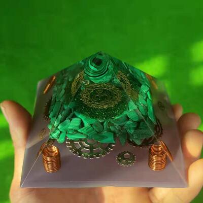 新款亚马逊查克拉金字塔水晶碎石金字塔滴胶树脂家居桌面手工摆件