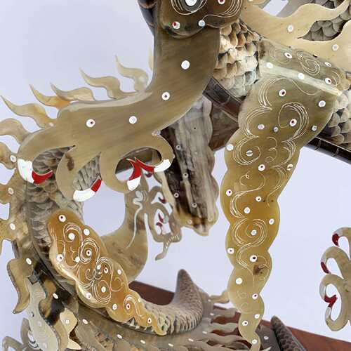 牛角雕刻XJE祥制作工艺品牛角雕刻双龙雕摆件龙凤刻吉牛角梳厂家