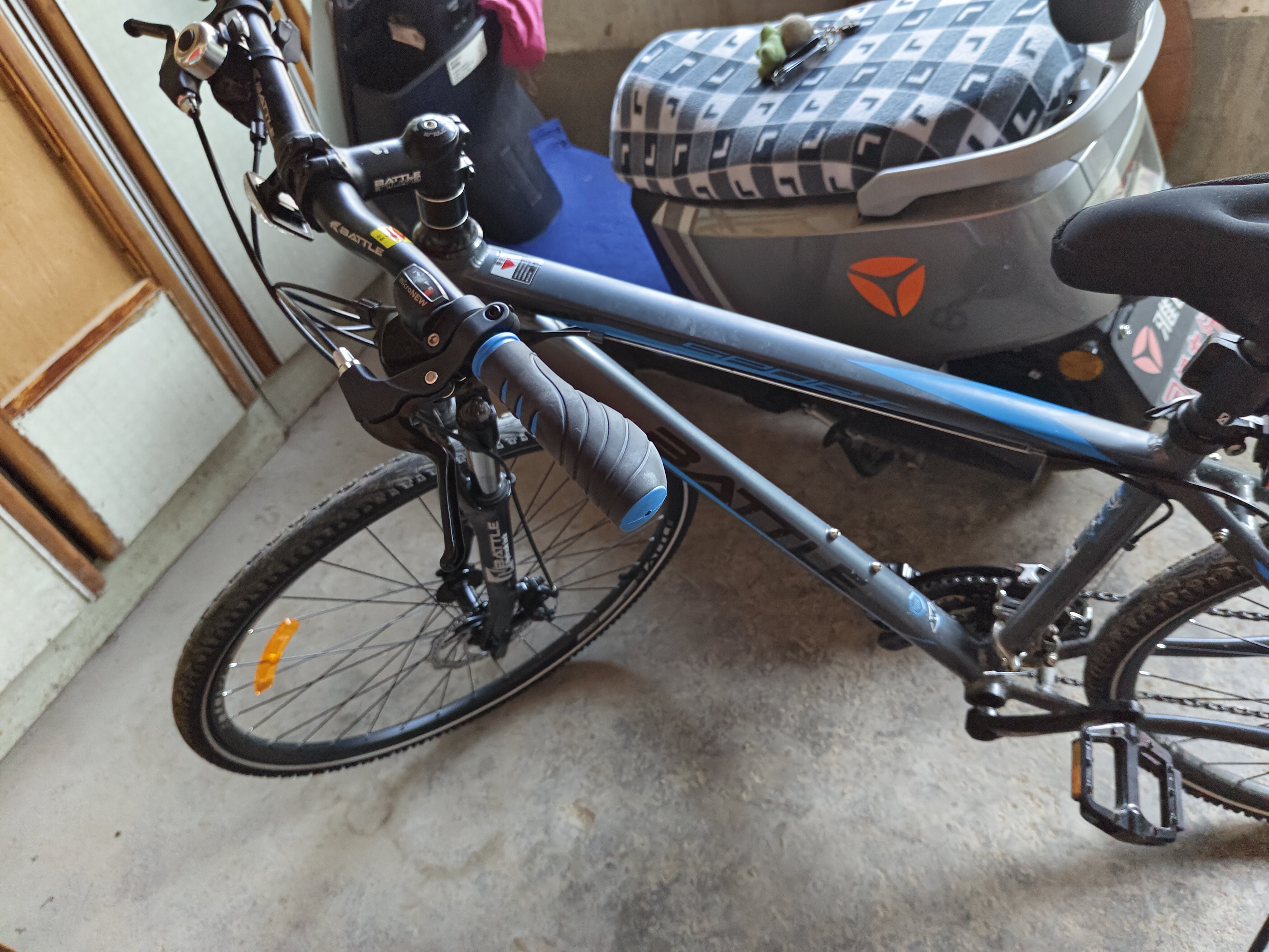 Гибридный велосипед Battle B200 Shimano 27 скоростей, колеса 700C, алюминиевая рама, дорожный городской байк photo review