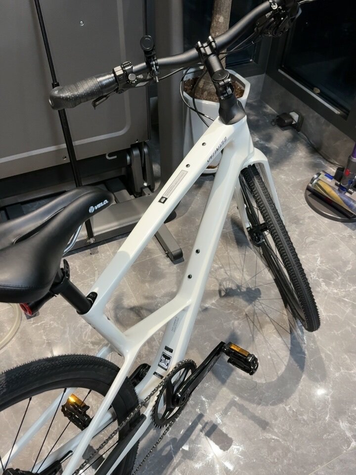 Specialized Sirrus X 6.0 — Карбоновый городской фитнес-велосипед с амортизацией photo review