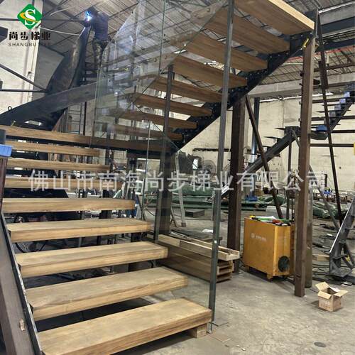 定制现简约家用楼梯隐藏龙骨悬浮缅甸柚木踏步夹胶玻璃设计扶手