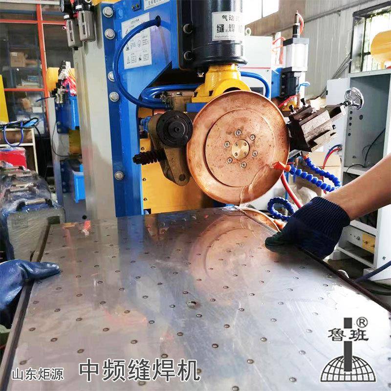 不锈钢换热板中频电阻缝焊机1.5毫米板式换热器片全自动滚焊机