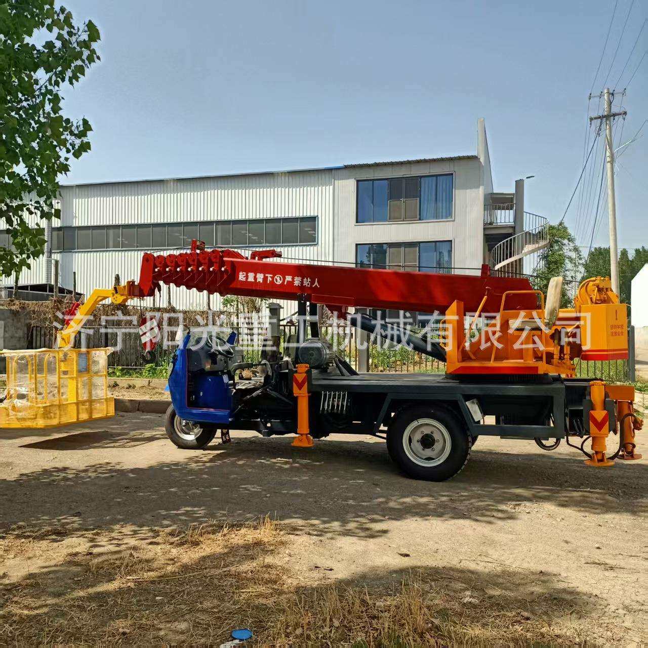 农村盖房用三轮吊车 建筑工程小型三马子吊机 液压支腿起重机