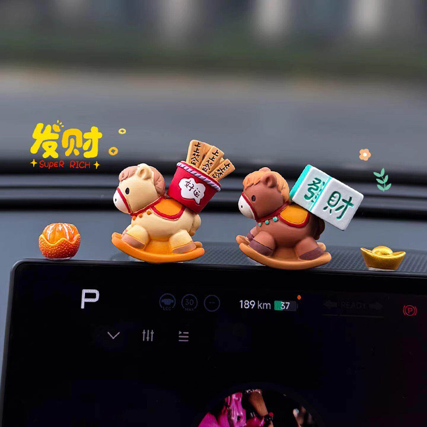 马上有钱马年发财小马车载中控台屏幕趴趴摆件汽车车内装饰品可爱