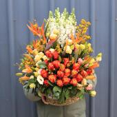 手捧花篮红红火火适用对象广泛鲜花速递适用场景多样