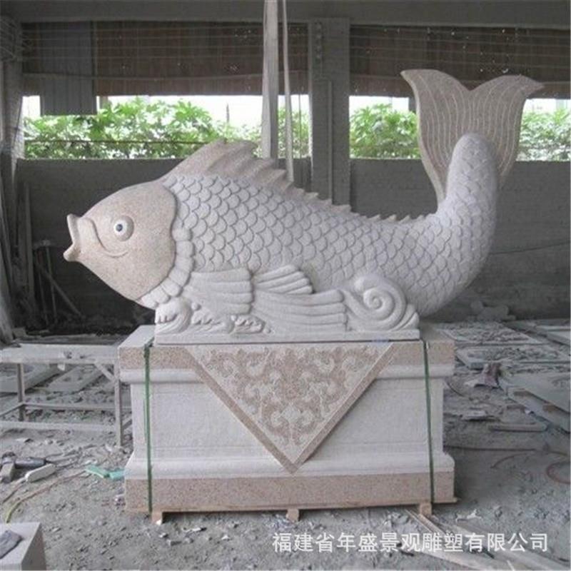 石雕喷水鱼 户外园林广场 黄锈石鲤鱼吐水喷泉摆件厂家