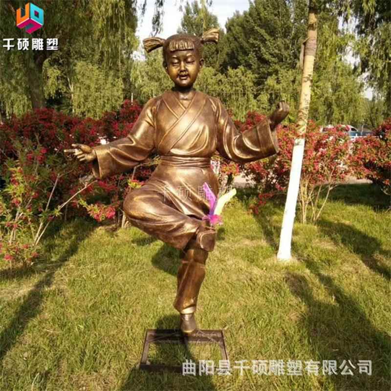 现货玻璃钢踢毽子童趣人物雕塑户外公园广场儿童玩耍景观装饰摆件