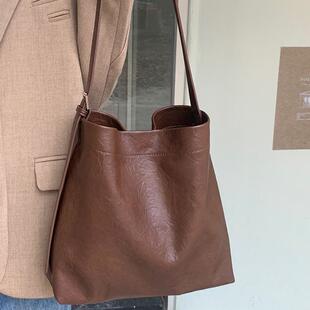 慵懒大容量托特包女新款24时尚通勤软皮水桶包大学生斜挎单肩包