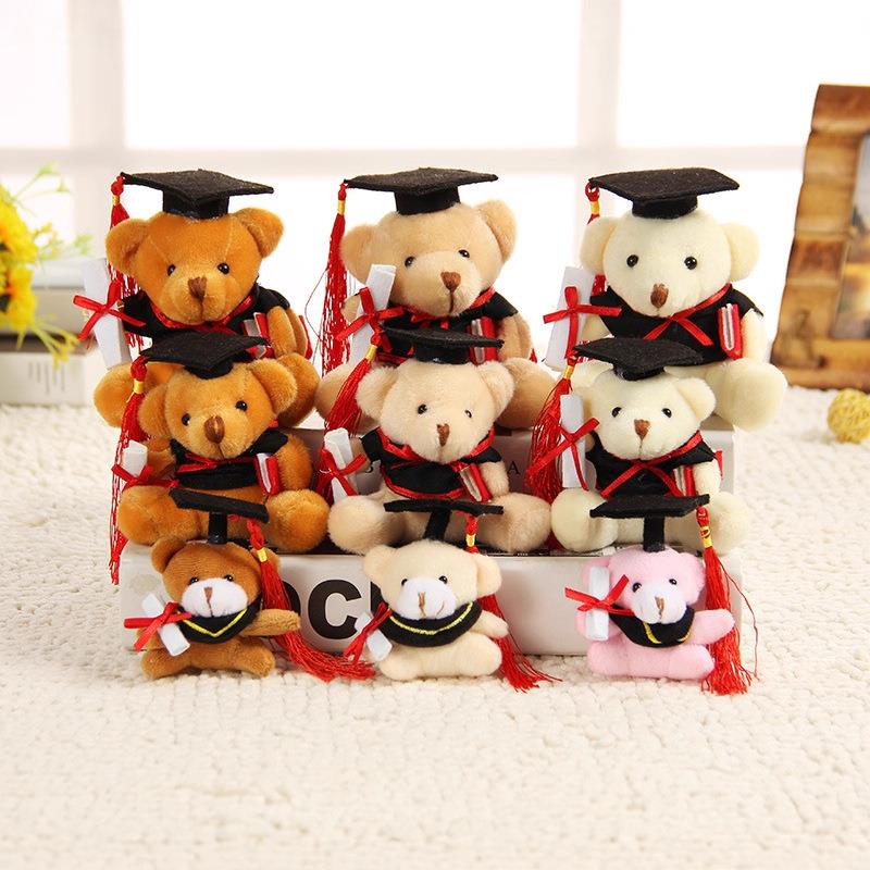 抓娃娃机里的毛绒玩具女孩网红爆款学士毕业季毛绒公仔坐姿带帽博