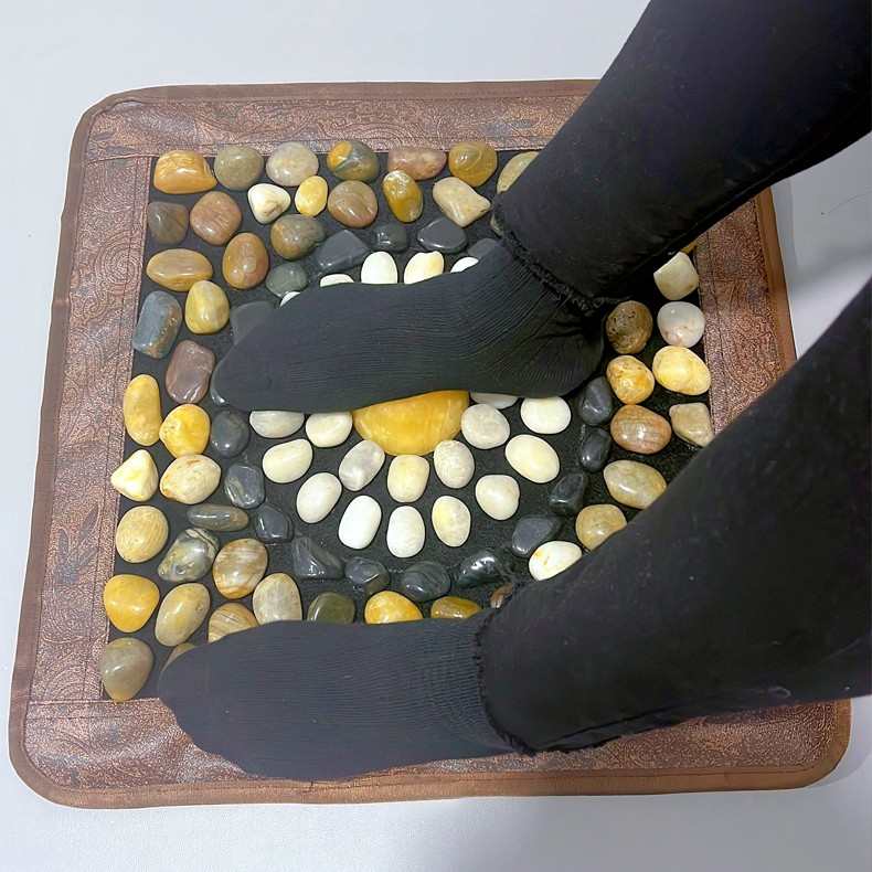 天然鹅卵石足底按摩垫家用指压板脚底穴位按摩走毯雨花石地垫