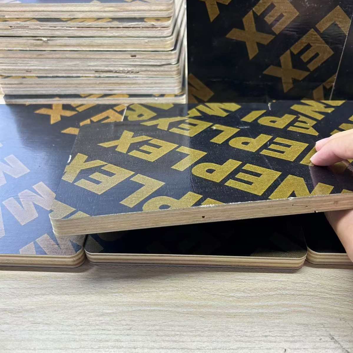 临沂厂家清水杨木建筑模板清水板工地用多层加厚胶合板覆膜板批发
