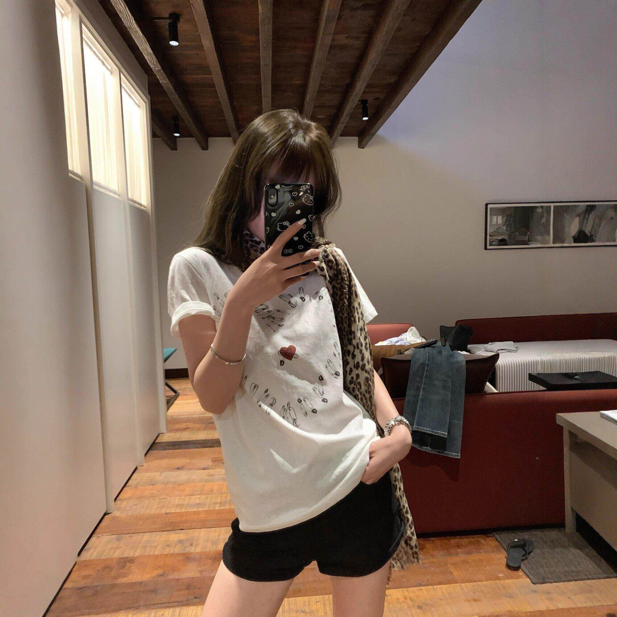 爱心别针印花白色短袖T恤女夏季薄款正肩圆领休闲体恤设计感上衣