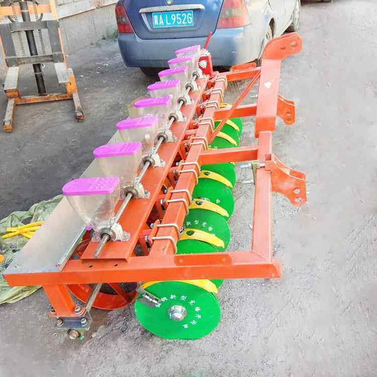 南京604拖拉机带6行高粱播种机圆盘腿白菜油菜精播机带滴灌架