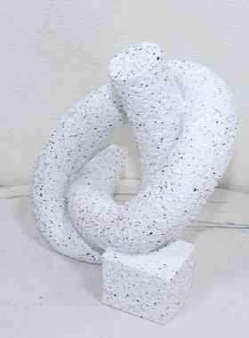 现代简约白色几何树脂抽象绳结摆件样板间售楼处书房客厅软装饰品