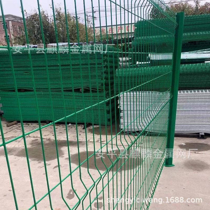 桃型柱护/栏铁丝防护118网/三折弯护栏网/地防护网/厂房围栏定圈图片