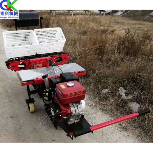 乘坐式两行大葱移栽机 农用葱苗种植机 40马力牵引式秧苗栽种机