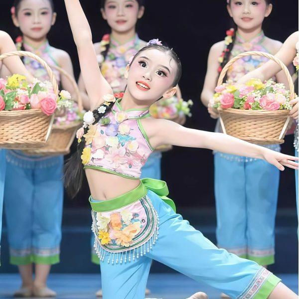 又见南泥湾儿童舞蹈演出服装桃花娃娃跳春来秧歌少儿民族群舞剧目 - 实物图