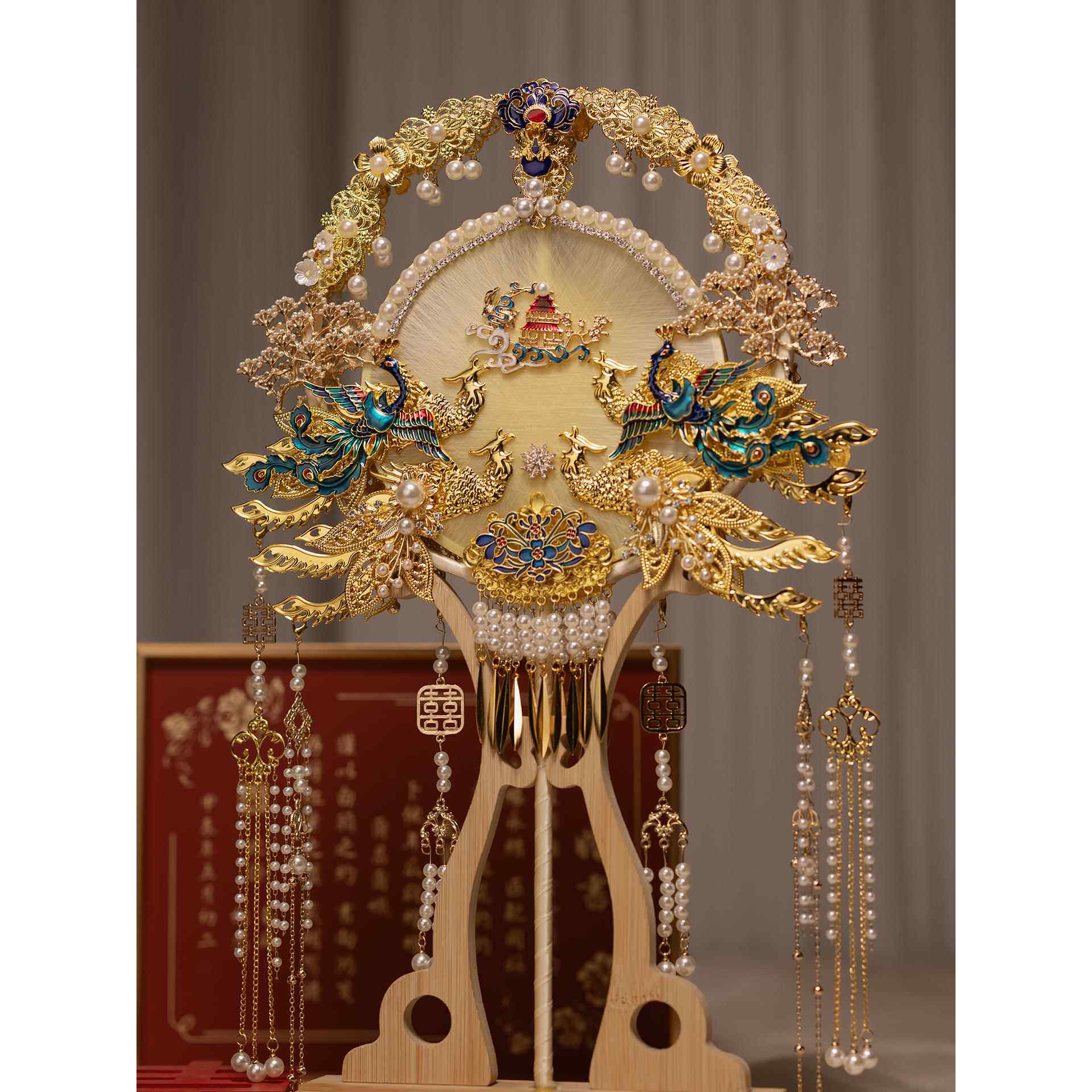 采购产品新娘圆扇，真丝婚礼扇，高端精加工绣河扇，中式婚礼双面