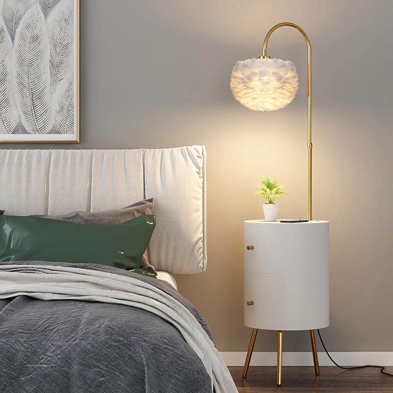 羽毛落地灯卧室轻奢客厅沙发旁边茶几置物创意北欧床头柜台灯一体