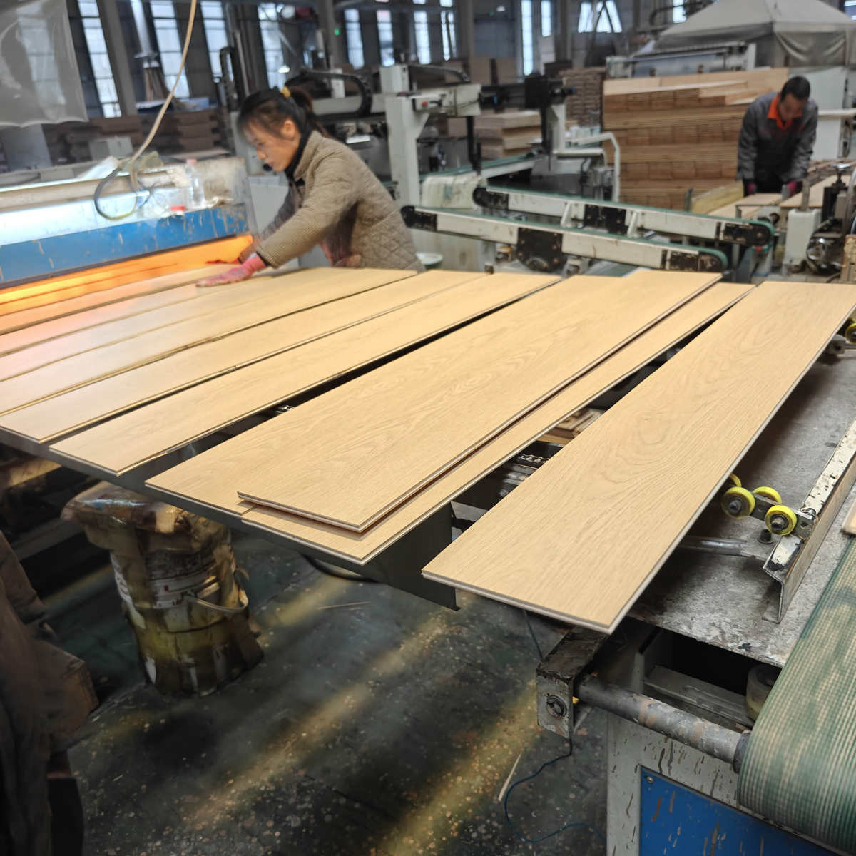 精品新三层实木地板家用实木复合地板耐磨环保厂家直销多层原木奶
