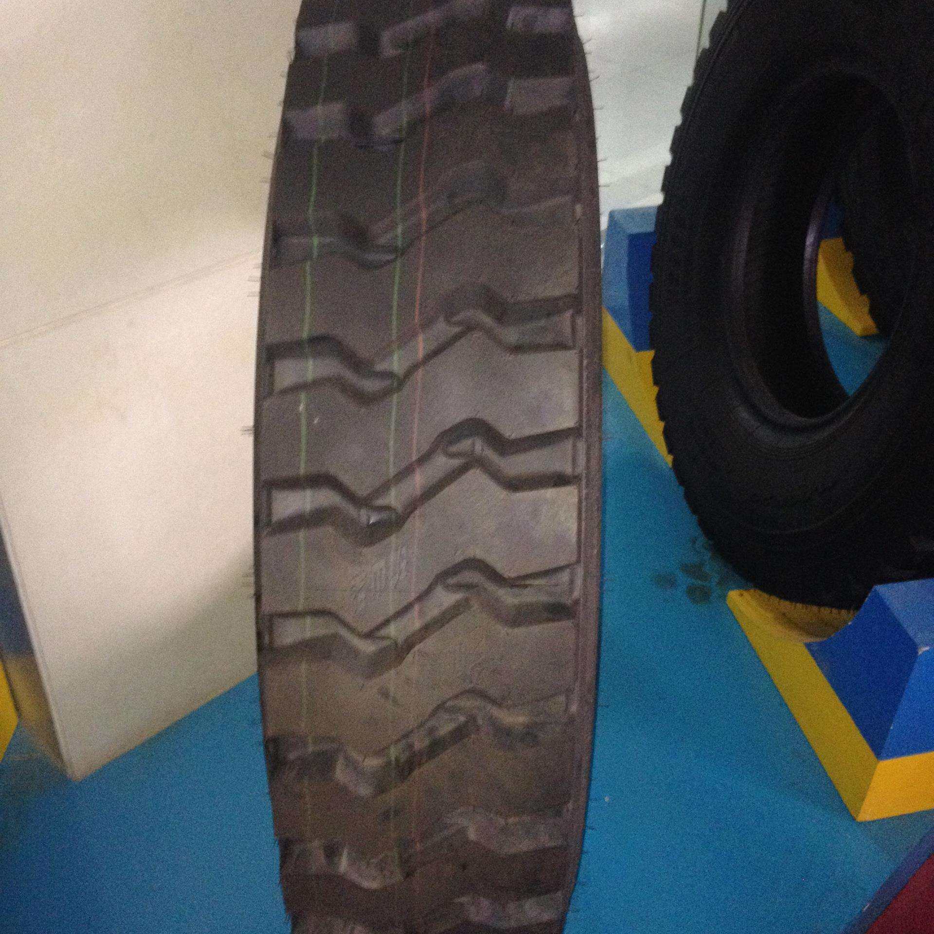 900R20钢丝胎两块矿山花纹抗撕裂耐磨性高载重卡车钢丝轮胎