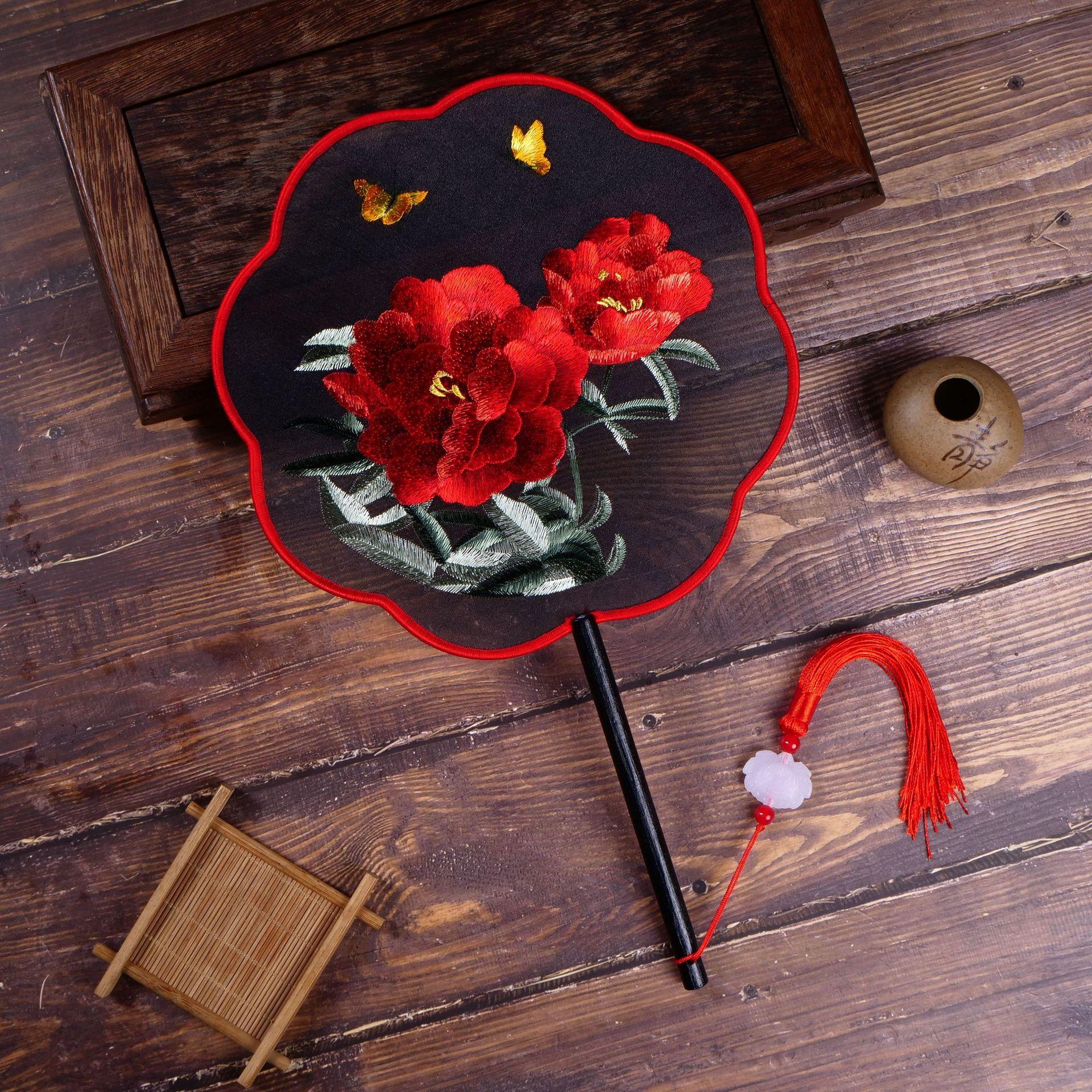 工厂批发清仓舞蹈苏绣团扇竹雕