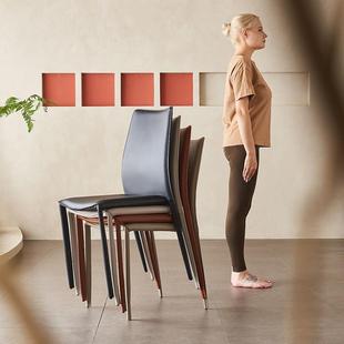 北欧马鞍皮餐椅意式极简不占空间堆叠椅可叠放家用靠背设计师椅子