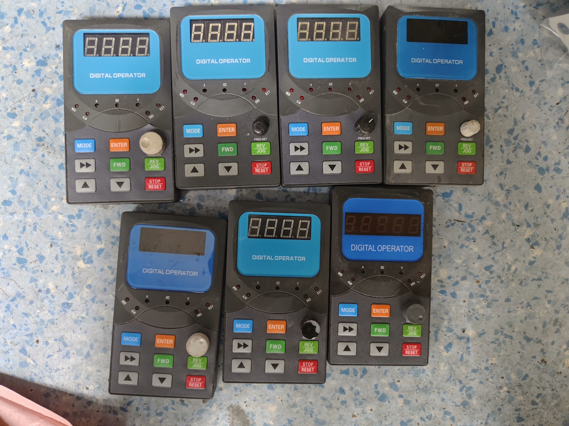 源信变频器面板。大板。尺寸80X14MM。接口偏左。接口不在