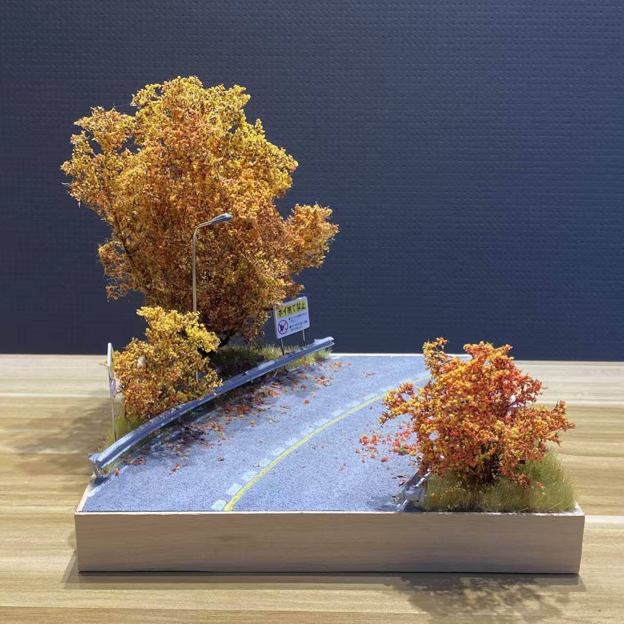 手工制作成品秋天模型场景64比例小车仿真道路树木建筑微缩沙盘图片
