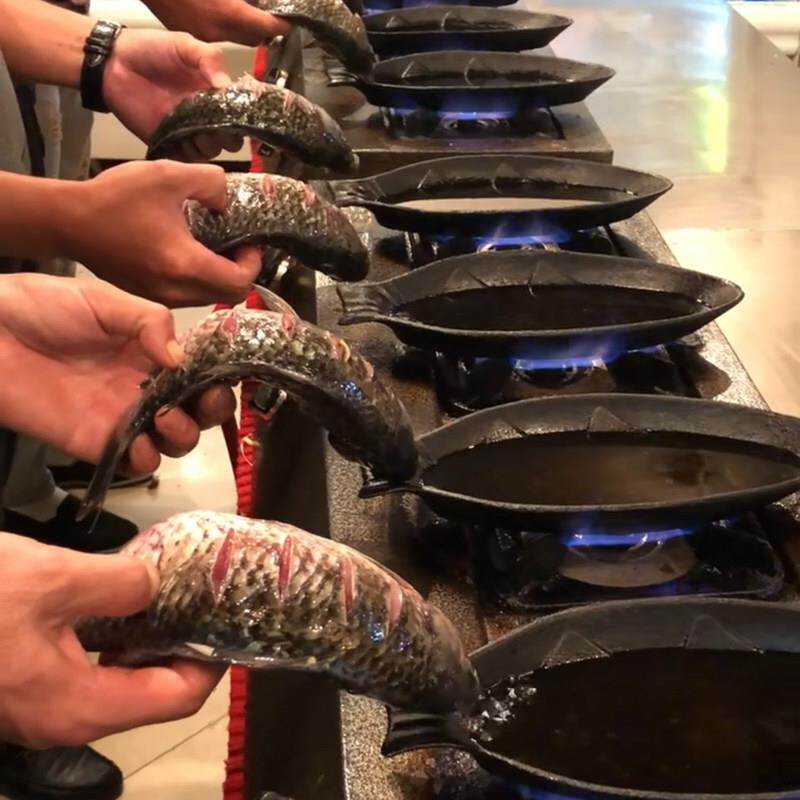 铸铁鱼型烤盘 特色商用铁板烧鲫鱼形状烤肉盘韩式牛排煎盘家用