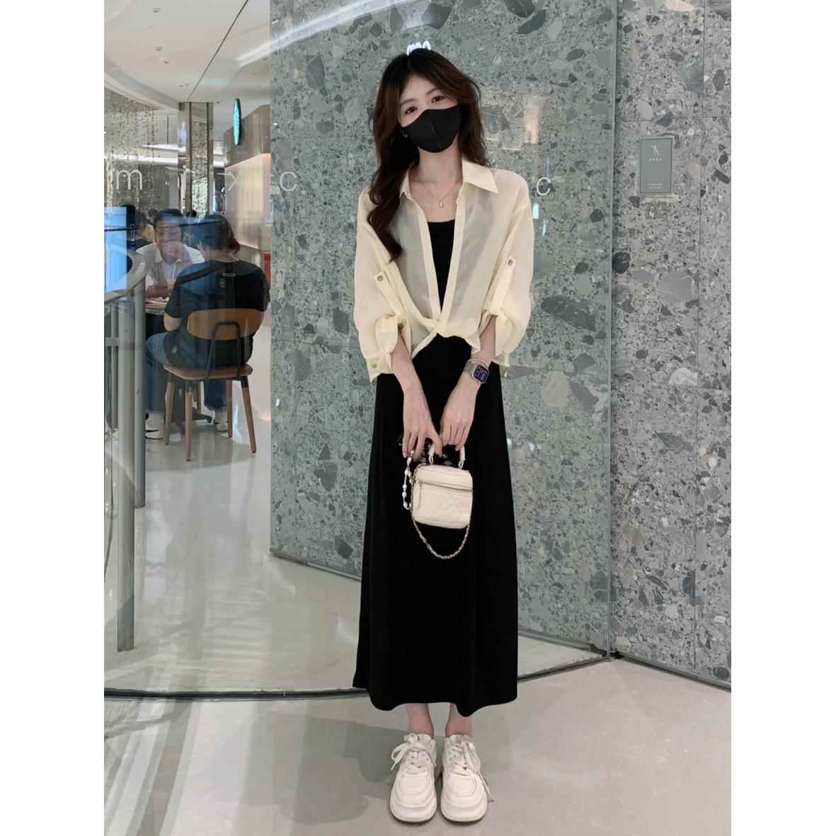 今年流行的女性夏装，防晒衬衫，吊带裙，时尚的减龄，瘦身，遮盖