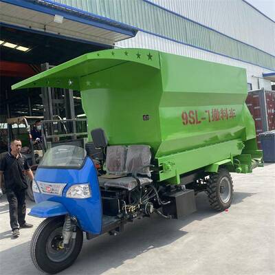 新款农用养殖场输运送喂料机秸秆投草机电动三轮撒料车