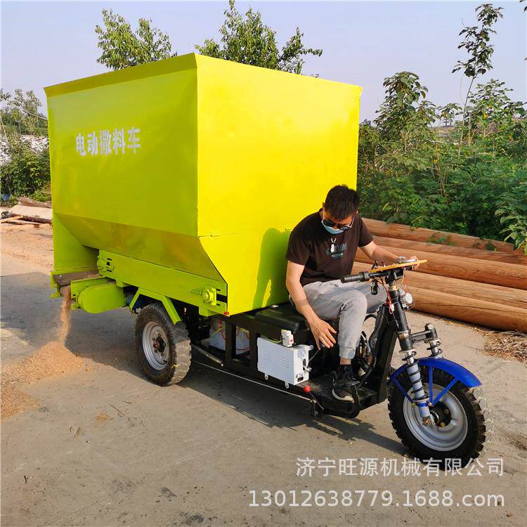 自走式输送撒料车 电动三轮撒料车 饲料搅拌牛场撒料车