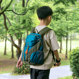 户外儿童出游小背包男孩外出旅游登山小学生墨绿色春游双肩包轻便