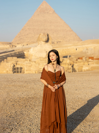 理想三旬女装埃及旅拍复古波，西米风咖啡色，露背连衣裙多层摆长裙